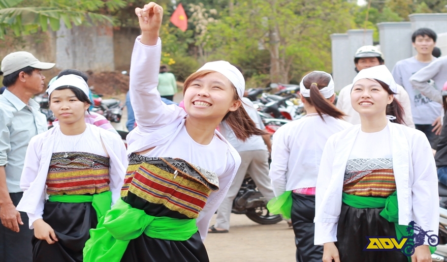 Muong-women-enjoy-Gong-festival