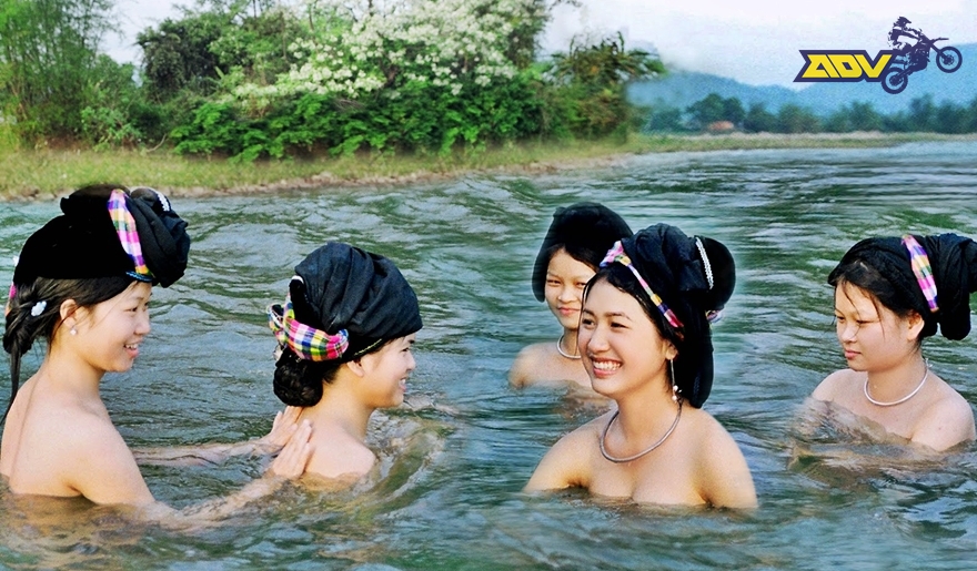 Naked-Bathing-White-Thai-Women